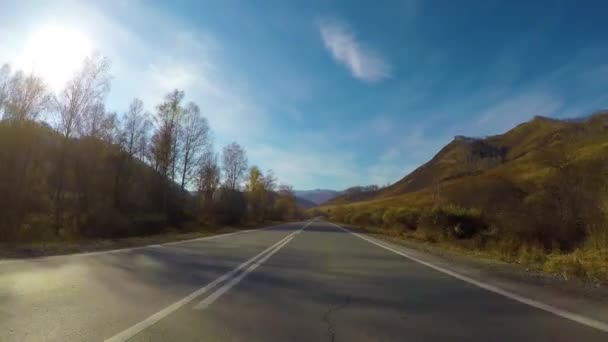 Sonbaharda gün içinde sakin bir kırsal yolda araba sürmek.. — Stok video