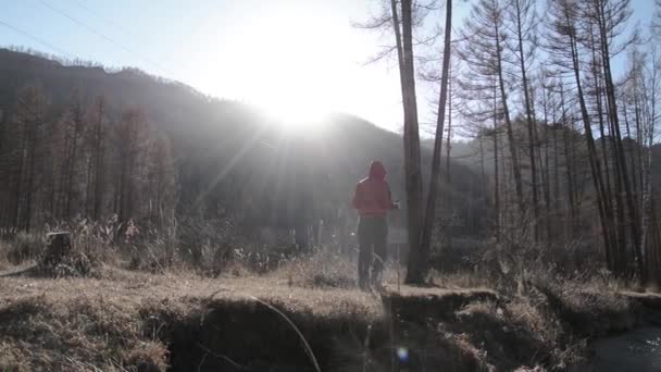 Vrouw toerist in het Altai gebergte. Altai Republiek, Siberië, Rusland — Stockvideo