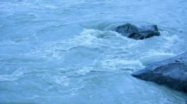 Dalgalar, sprey ve köpük, Altai dağlarında Katun nehri. Sibirya, Rusya