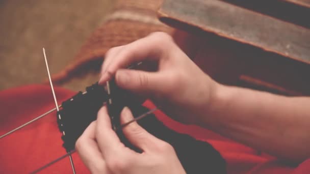 Женские руки закрывают вязание — стоковое видео