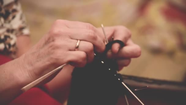 Donna che lavora a maglia: mani vicino sparo — Video Stock