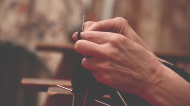 Mulher de tricô: mãos de perto tiro — Vídeo de Stock