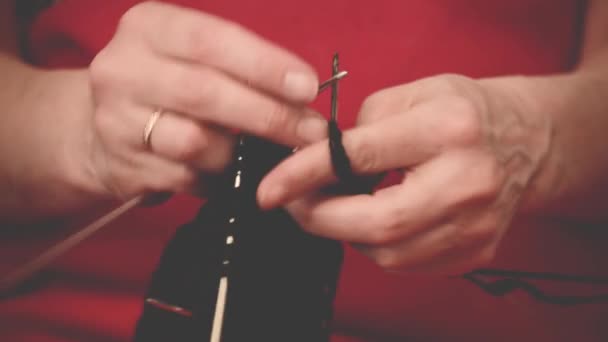 Zblízka-up ruce s pletací jehly, krásné ženské pleteniny — Stock video