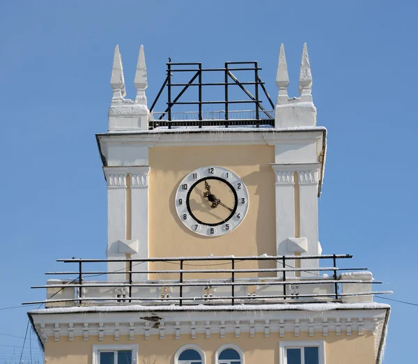 Horloge sur la tour du bâtiment — Photo