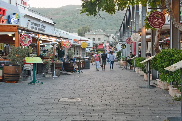 Stad van Tiberias leven op de straten: mensen, auto's op de straat — Stockfoto