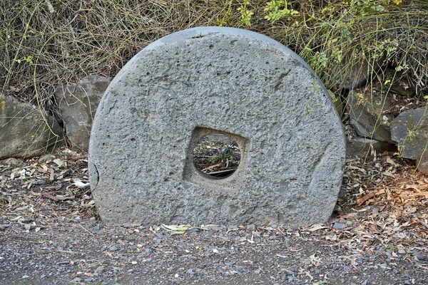 Rad der alten Ölmühle in den archäologischen Park von Kat — Stockfoto