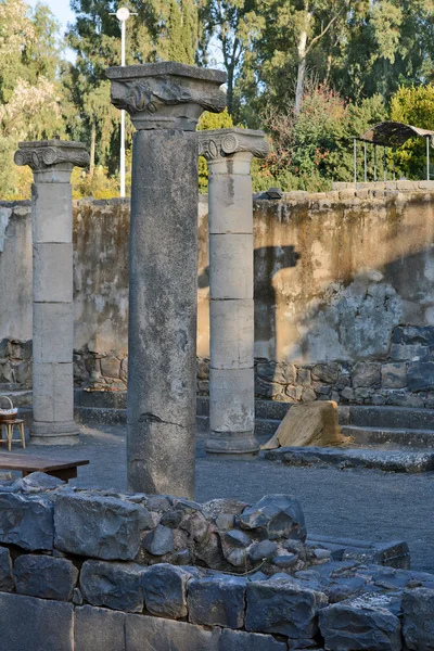 Ruinas de una antigua sinagoga en el parque arqueológico de Katz —  Fotos de Stock