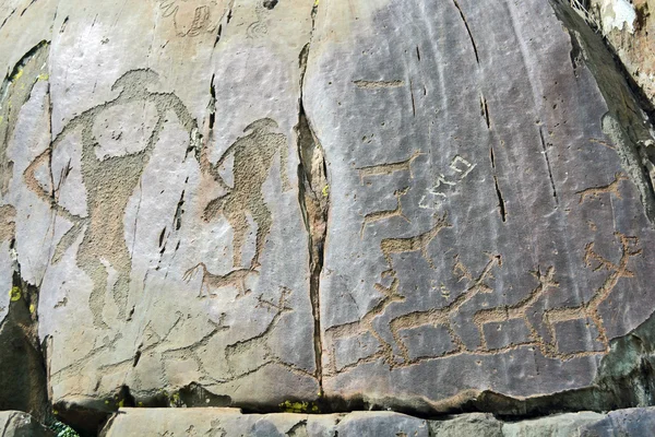 Pétroglyphes anciens trouvés sur le site Kalbak-Tash — Photo