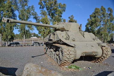 Anma töreninde Katzrin yüklü İngiliz Centurion tankı