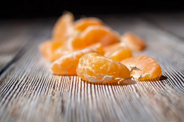 Masanın üzerine mandalina dilimleri