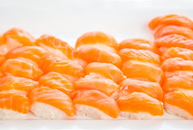 seçici odak Çiğ somon balığı nigiri suşi beyaz çanak üzerinde