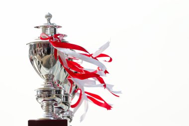 Satır üzerinde beyaz backgr beyaz ve kırmızı kurdele ile bağlanmış Kupası Kupa
