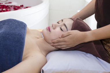 Spa yüz masajı