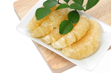 pomelo izole ahşap kesme tahtası üzerinde beyaz plaka