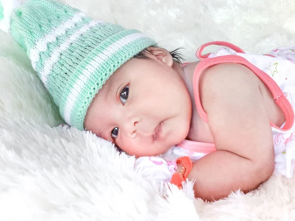 Asiatique bébé sur blanc laine — Photo