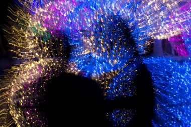 Çok renkli aydınlatma boya tarafından insan şeklin gölge