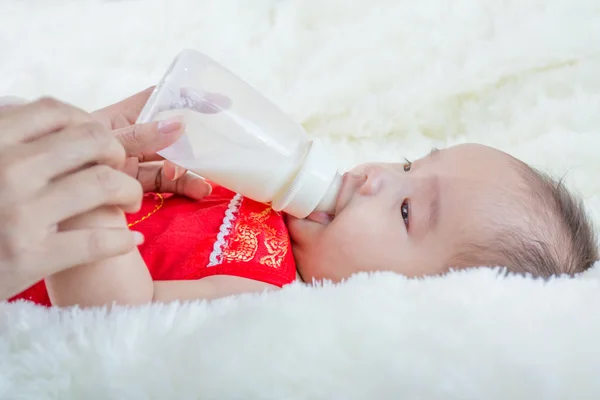 Dziecko azjatyckie picia mleka z butelki dla niemowląt — Zdjęcie stockowe