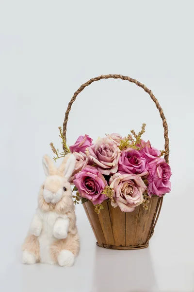 Muñeca de conejo y la cesta de corteza de rosas — Foto de Stock
