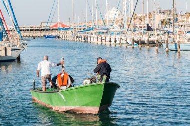 Balıkçılar, yeşil bir teknesi, plaja Ashkelon, İsrail ile