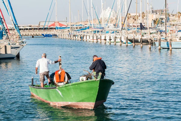 Vissers, met een groene boot, op het strand in Ashkelon, Israël — Stockfoto