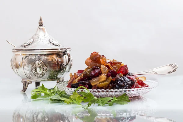 Torkad frukt, sylt med silver verktyg — Stockfoto