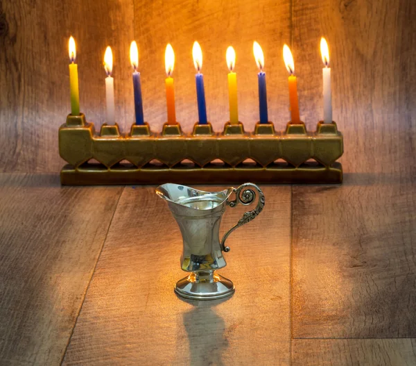 Cruse av olja gjord av silver, Hanukkah. med en sten Menorah och ljus — Stockfoto