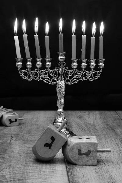 Dreidels y una menorah. Hanukkah — Foto de Stock