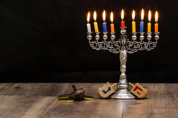 Dreidels e uma menorah para Hanukkah. Texto-Israel — Fotografia de Stock
