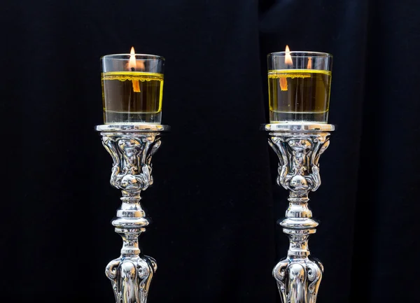 Şabat mumları. Zeytinyağı ile gümüş şamdanlar