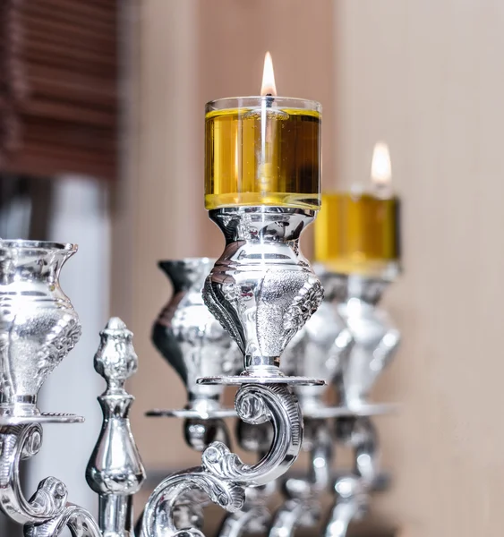 Gümüş Hanukkah Menorah ile zeytin yağı