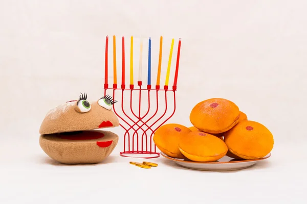 Yedi Kollu Şamdan ve çörekler. Oyun Hanuka — Stok fotoğraf