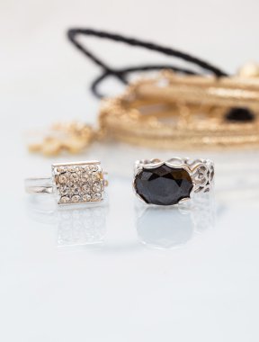 Siyah taş ve beyaz taş Gümüş Alyanslar