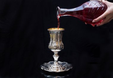 Kırmızı şarap bir cam gümüş içine dökme