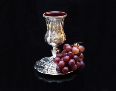 Bardak şarap üzüm, saf gümüş ile. siyah arka plan