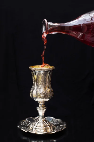 Наливание красного вина в бокал серебра — стоковое фото