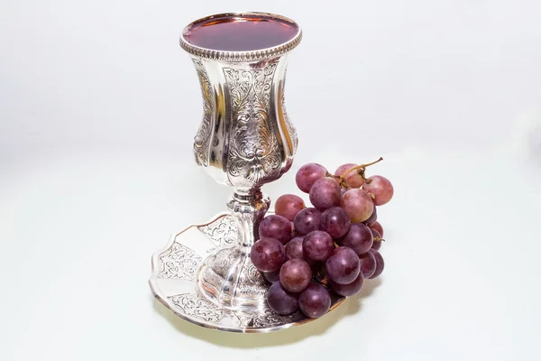 Copa de vino con uva, plata pura. Fondo blanco —  Fotos de Stock