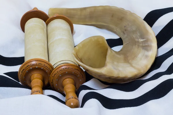 Σέφερ Torah (Αγία Γραφή), με shofar — Φωτογραφία Αρχείου