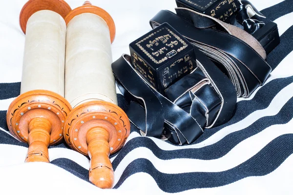 Sefer Torah (Bijbel), met tefillin — Stockfoto