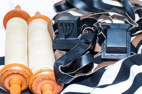 Tefillin'i ile sefer Tevrat (İncil),