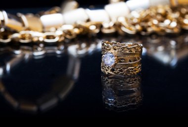 Elmaslı altın yüzük