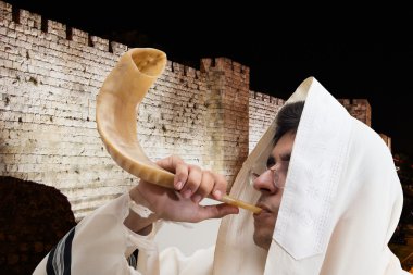 Adam shofar havaya uçurur.