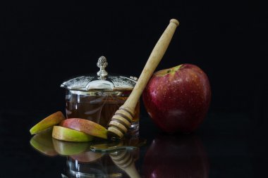 Tatlım siyah arka plan ile elma