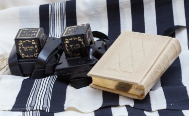 Tefillin'i ve şalıma ve Sidur dua. Metin-Tefillin'i İsrail