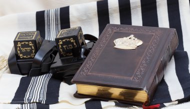 Tefillin'i ve şalıma ve Sidur dua. Metin-Tefillin'i İsrail