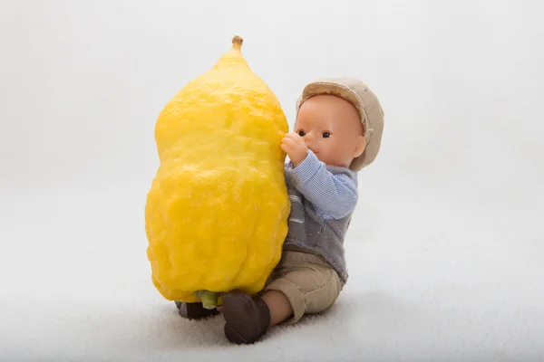 Citron - etrog com criança boneca — Fotografia de Stock