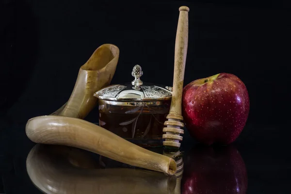 Honing en sjofar en apple voor Rosh Hashanah (joods nieuwjaar) — Stockfoto