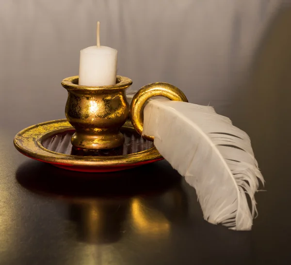 Античная свеча с пером — стоковое фото