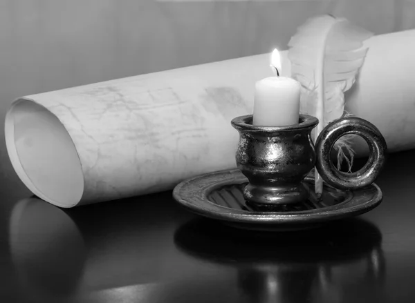 Αντίκες κερί με ένα φτερό και περγαμηνή μαύρο και άσπρο — Φωτογραφία Αρχείου