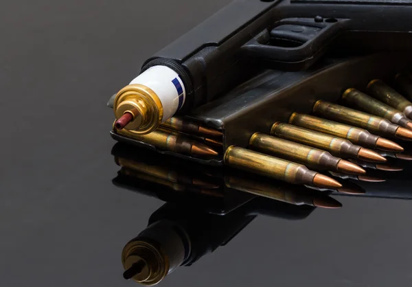 Pistola de gas lacrimógeno y balas de rifle — Foto de Stock