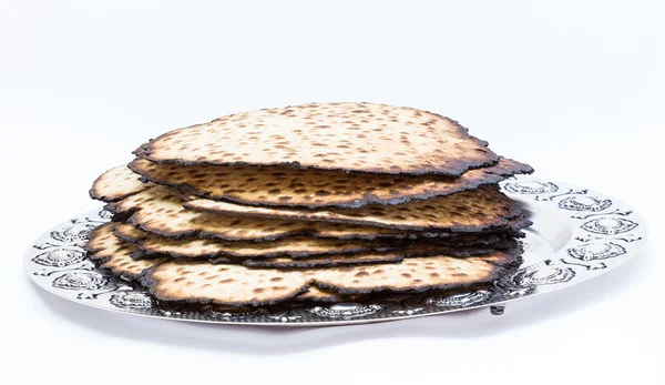 Fısıh Bayramı için matzos. El yapımı gümüş bir kase ile